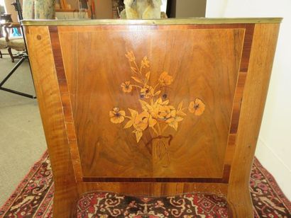 Table en noyer, placage de noyer et marqueterie...