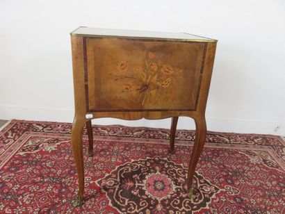 Table en noyer, placage de noyer et marqueterie...
