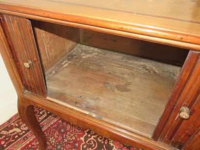 Table en noyer, placage de noyer et marqueterie...
