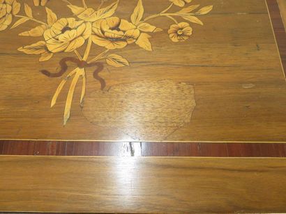 Table en noyer, placage de noyer et marqueterie...