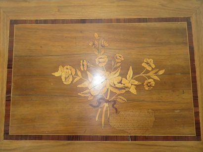 Table en noyer, placage de noyer et marqueterie...