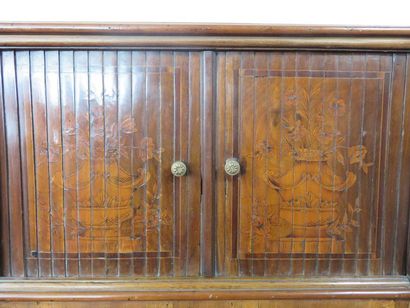 Table en noyer, placage de noyer et marqueterie...