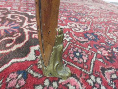 Table en noyer, placage de noyer et marqueterie...