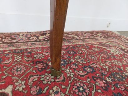 Table en noyer, placage de noyer et marqueterie...