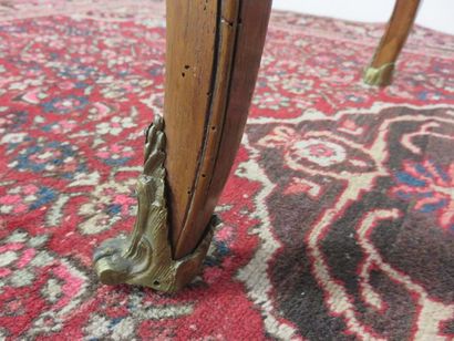 Table en noyer, placage de noyer et marqueterie...