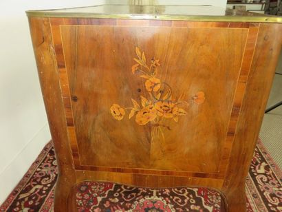Table en noyer, placage de noyer et marqueterie...
