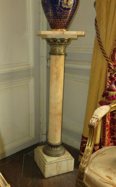 Sellette, fût en colonne en onyx rosé à larges...