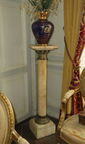 Sellette, fût en colonne en onyx rosé à larges...
