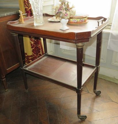 Table à thé en acajou, piétement fuselé à...