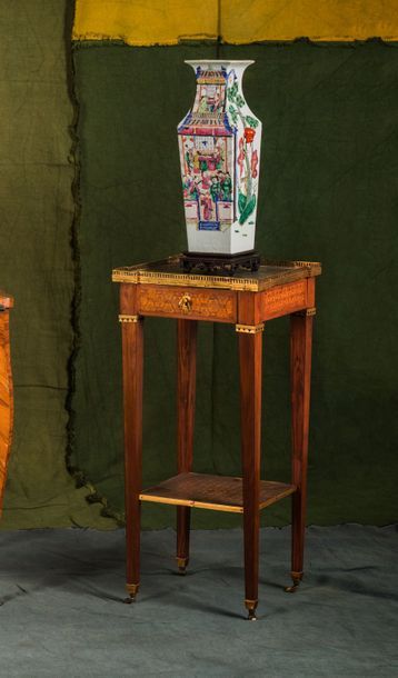 Petite table volante à panneaux de marqueterie...