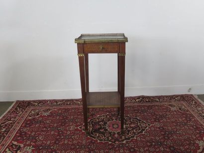 Petite table volante à panneaux de marqueterie...