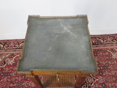 Petite table volante à panneaux de marqueterie...