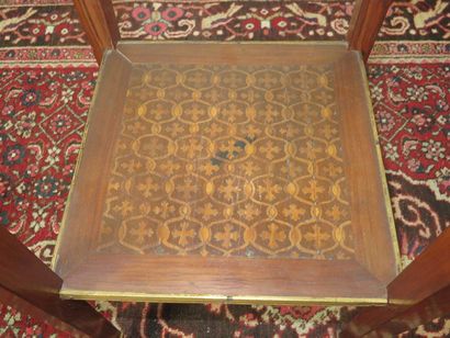 Petite table volante à panneaux de marqueterie...
