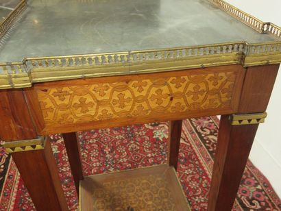 Petite table volante à panneaux de marqueterie...