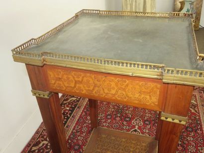 Petite table volante à panneaux de marqueterie...