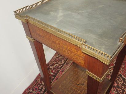 Petite table volante à panneaux de marqueterie...
