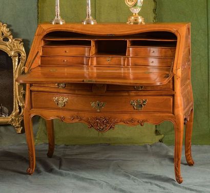 Bureau dos d’âne en merisier mouluré et sculpté....