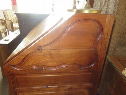 Bureau dos d’âne en merisier mouluré et sculpté....