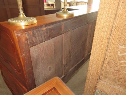 Bureau dos d’âne en merisier mouluré et sculpté....