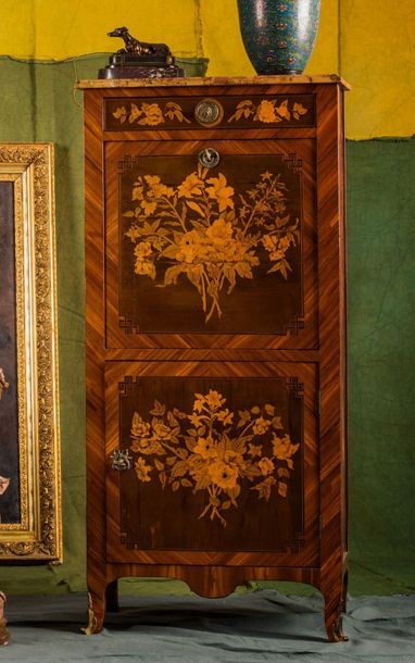 Rare petit secrétaire en marqueterie de bois...