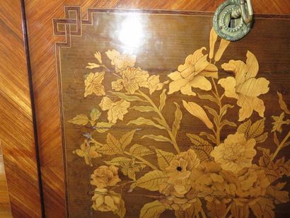 Rare petit secrétaire en marqueterie de bois...