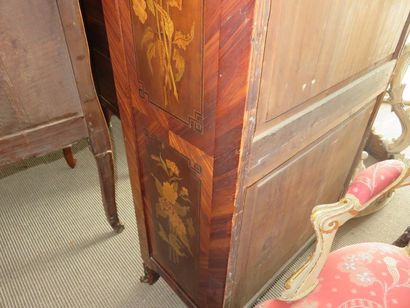 Rare petit secrétaire en marqueterie de bois...
