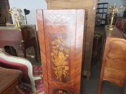 Rare petit secrétaire en marqueterie de bois...
