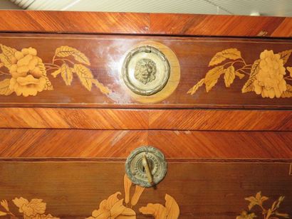 Rare petit secrétaire en marqueterie de bois...