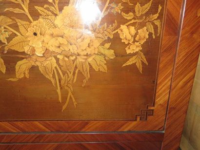 Rare petit secrétaire en marqueterie de bois...