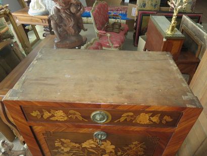Rare petit secrétaire en marqueterie de bois...