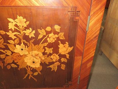 Rare petit secrétaire en marqueterie de bois...