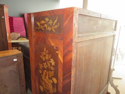 Rare petit secrétaire en marqueterie de bois...