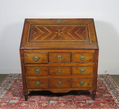 Commode scribane en noyer à incrustations...