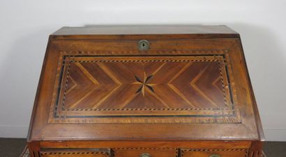 Commode scribane en noyer à incrustations...