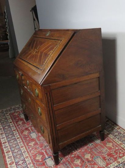 Commode scribane en noyer à incrustations...