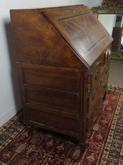 Commode scribane en noyer à incrustations...