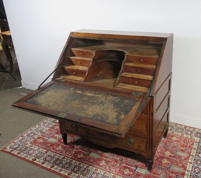 Commode scribane en noyer à incrustations...