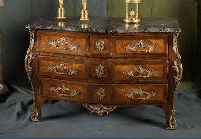 Commode en placage de bois de rose en frisage,...