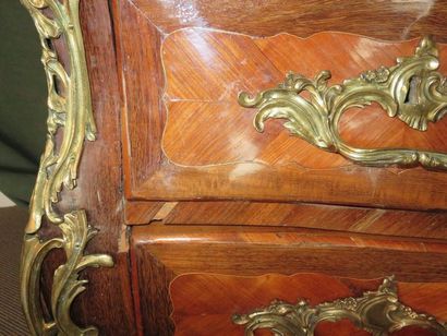 Commode en placage de bois de rose en frisage,...