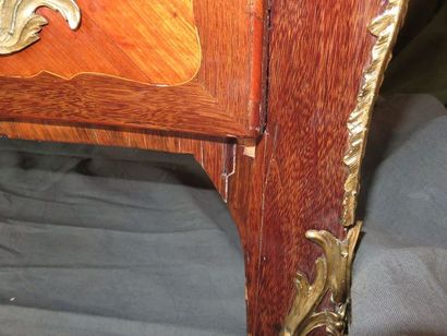 Commode en placage de bois de rose en frisage,...