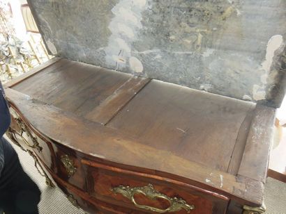 Commode en placage de bois de rose en frisage,...
