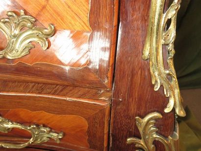 Commode en placage de bois de rose en frisage,...