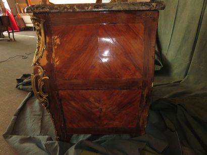 Commode en placage de bois de rose en frisage,...