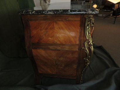 Commode en placage de bois de rose en frisage,...
