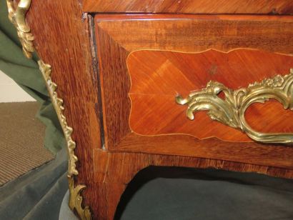 Commode en placage de bois de rose en frisage,...