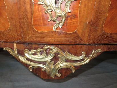 Commode en placage de bois de rose en frisage,...