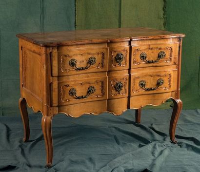 Commode en noyer, montants en orme. Elle...
