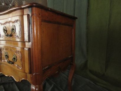 Commode en noyer, montants en orme. Elle...