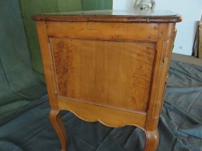 Commode en noyer, montants en orme. Elle...