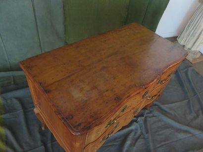 Commode en noyer, montants en orme. Elle...